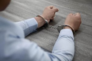 Hombre siendo juzgado por delito contra la salud pública 