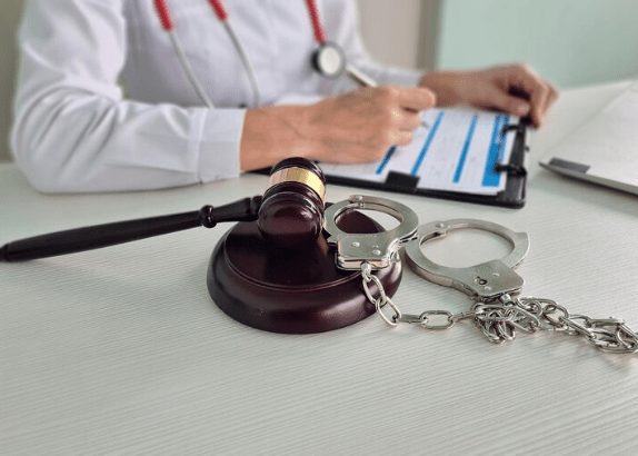 Abogado tomando proceso de delito contra la salud publica