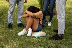 chica siendo victima de daños y prejuicios