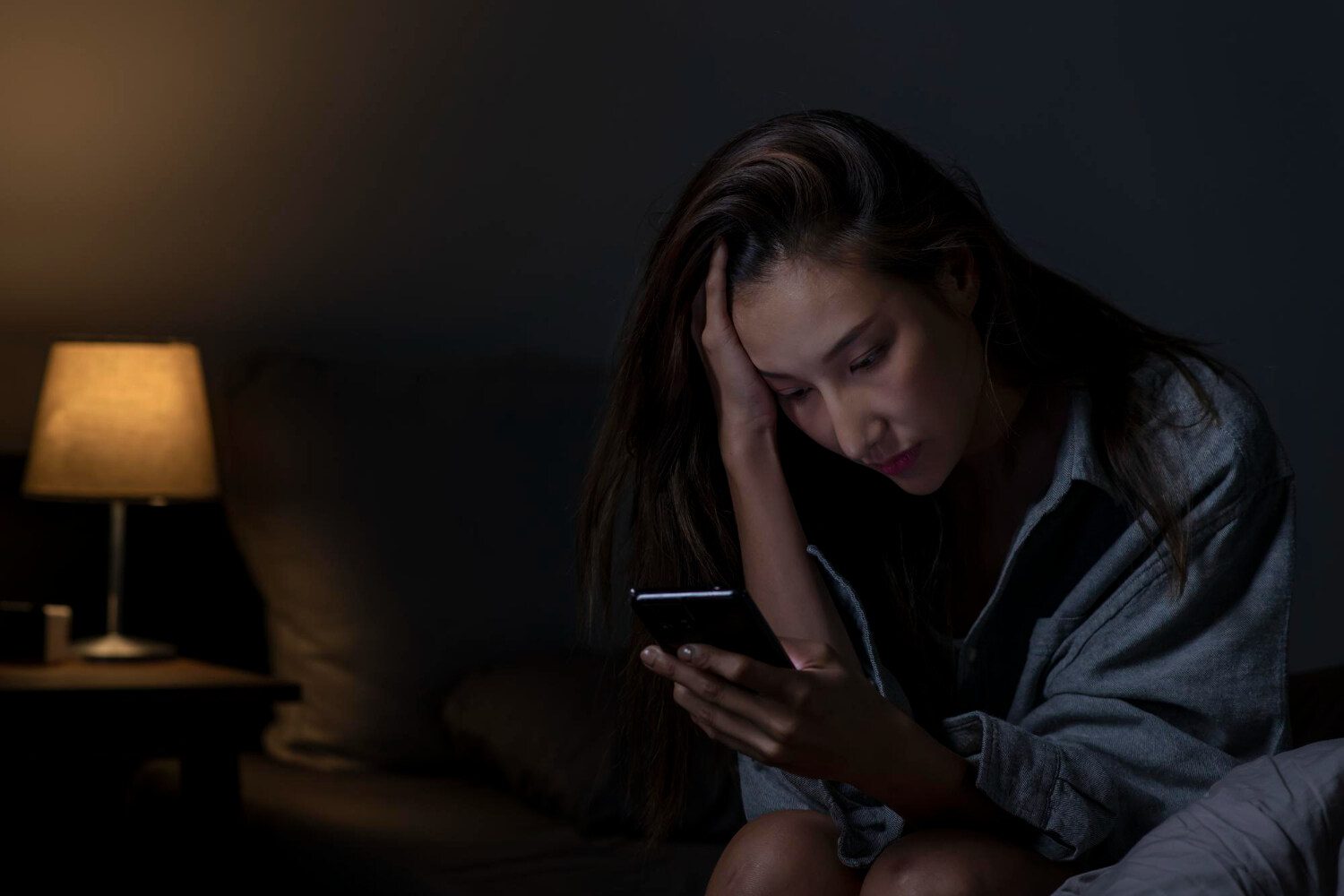 Mujer precocupada porque es víctima de sextorsión