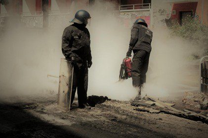 Hombres cometiendo delito de terrorismo en Colombia